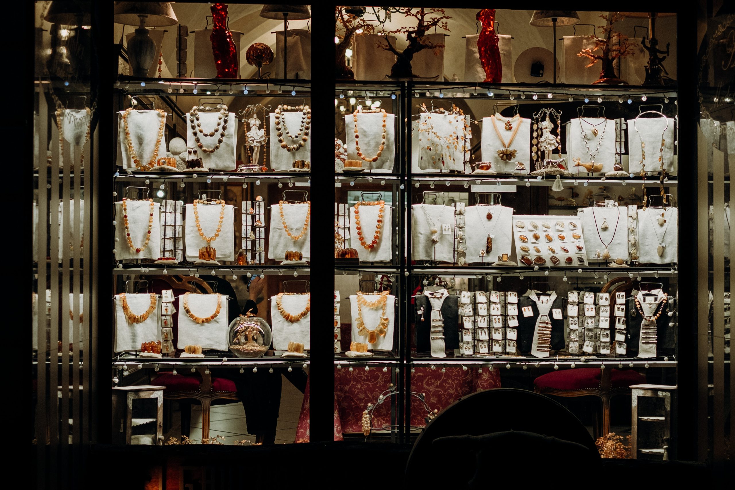 buy jewelry from pawn shops